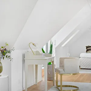 https://spacious-and-bright-1-bedroom-apartment-with-terrace-in.copenhagenhotelselect.com
